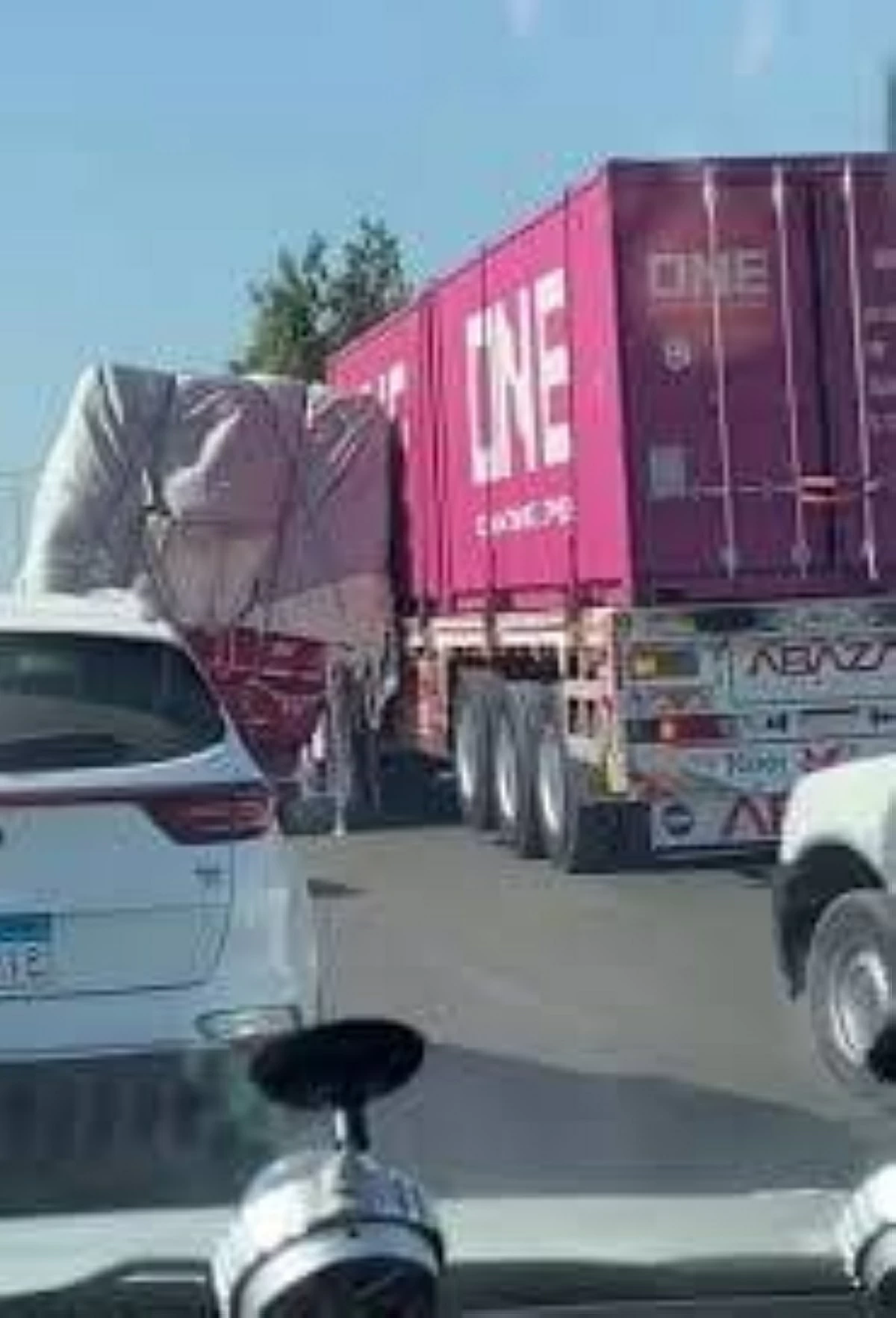 مقطع فيديو حير المصريين.. حقيقة إنقاذ شاحنة لأخرى من الانقلاب على الطريق