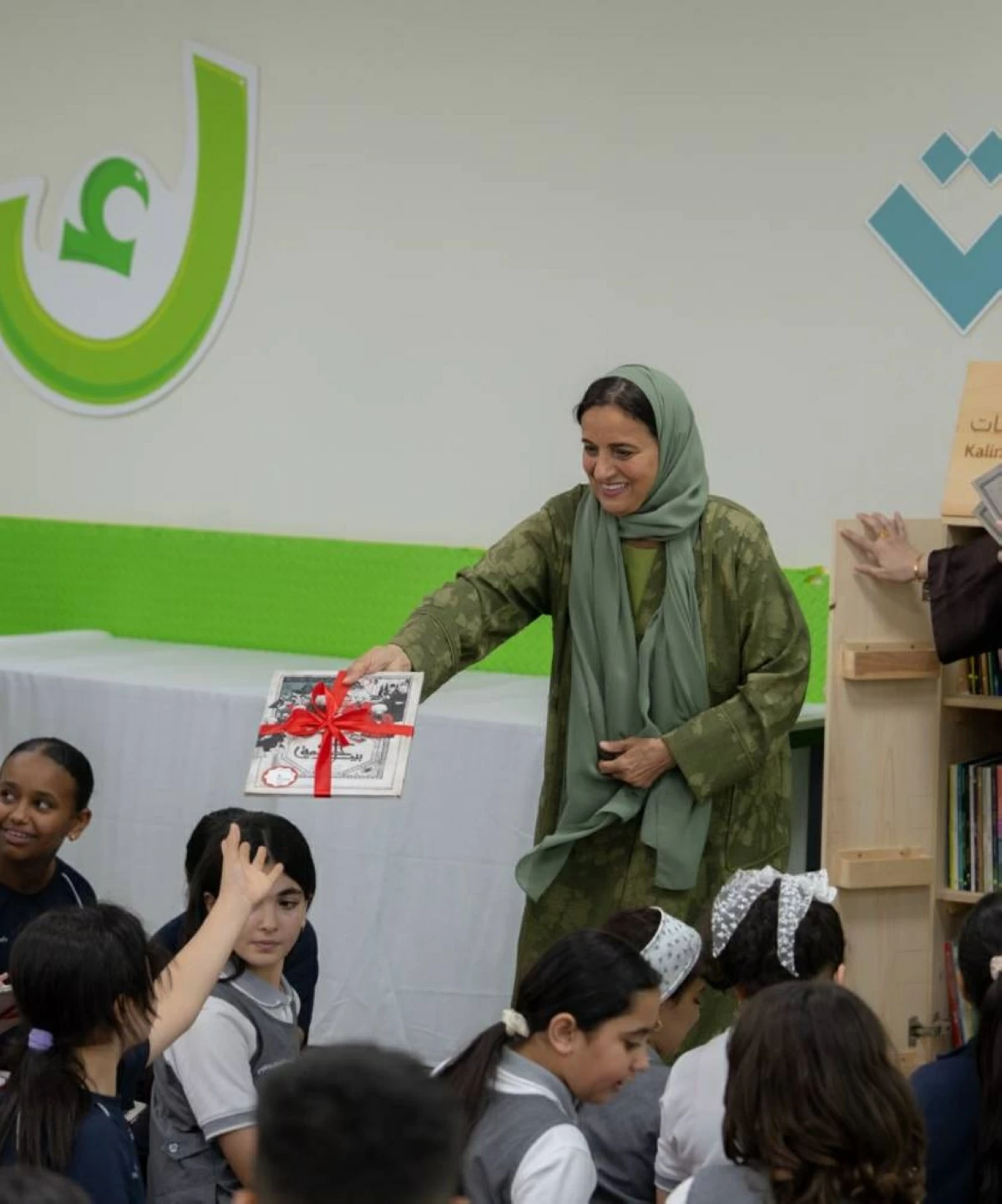 350 كتاباً تمنح الفرحة لأطفال مدينة الإمارات الإنسانية