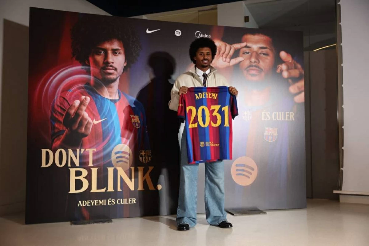 أديمي يحمل قميص برشلونة