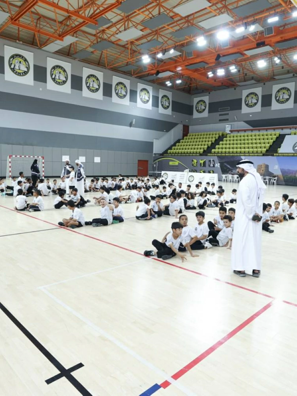 جانب من المشاركين في نشاط نادي كلباء