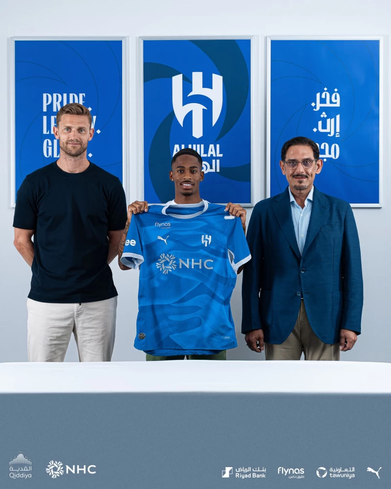 سامفرفيل يحمل قميص الهلال