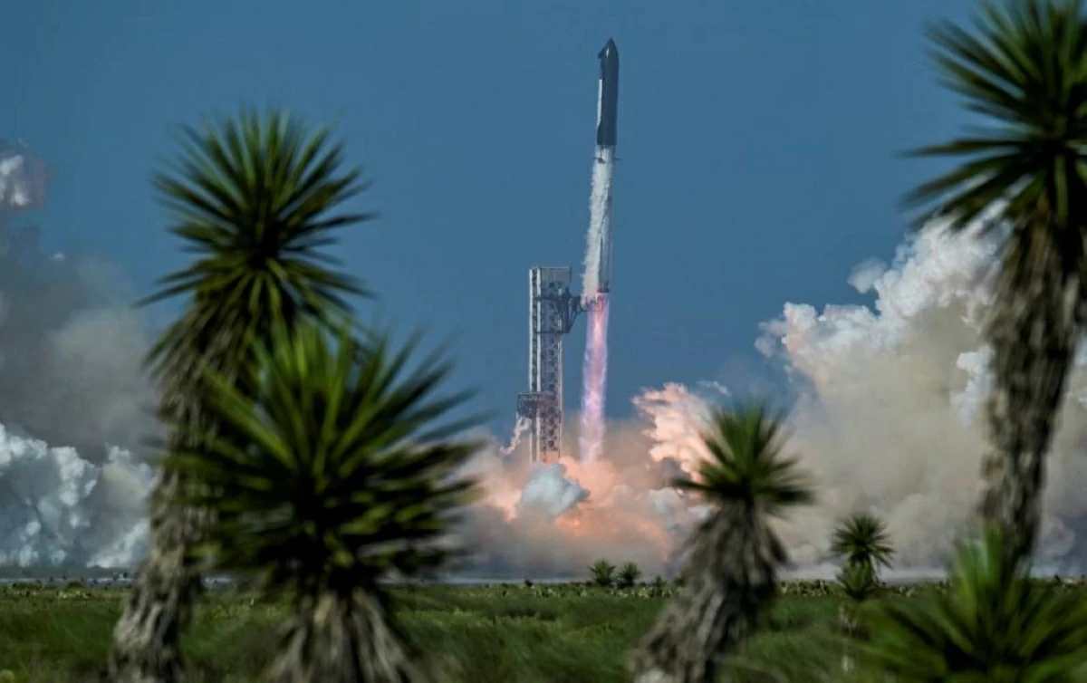انطلاق الصاروخ العملاق من مجمع إطلاق SpaceX في ستاربيس بولاية تكساس (رويترز) 