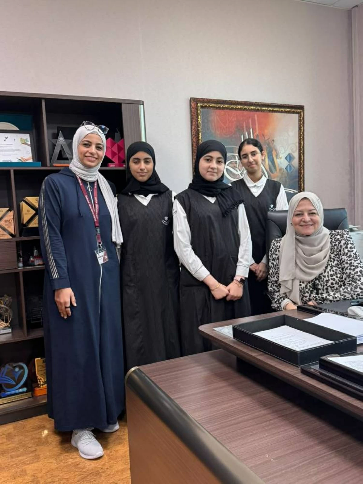 الطالبات بصحبة مديرة المدرسة و أمينة المكتبة 