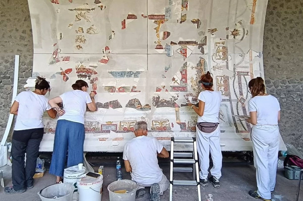 خبراء يعملون على ترميم السقف