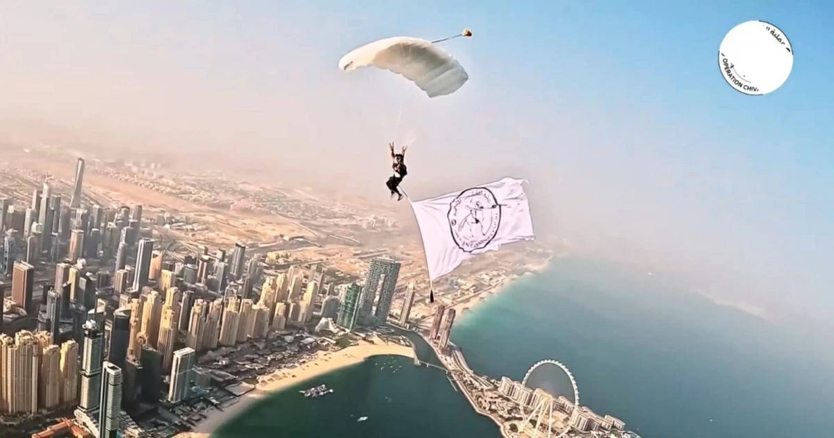 من سماء دبي وبعلم «الفارس الشهم».. أحمد الشحي يجسد رسالة الإمارات الإنسانية (فيديو)