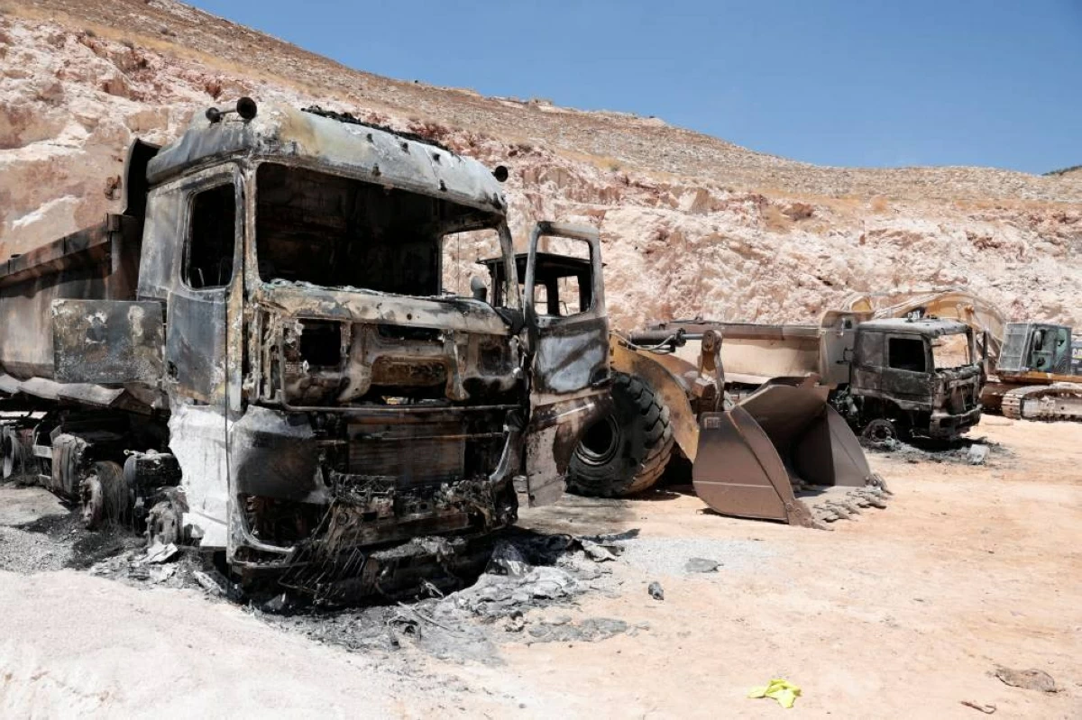 آليات ثقيلة أحرقها مستوطنون داخل محجر فلسطيني قرب رام الله (رويترز)