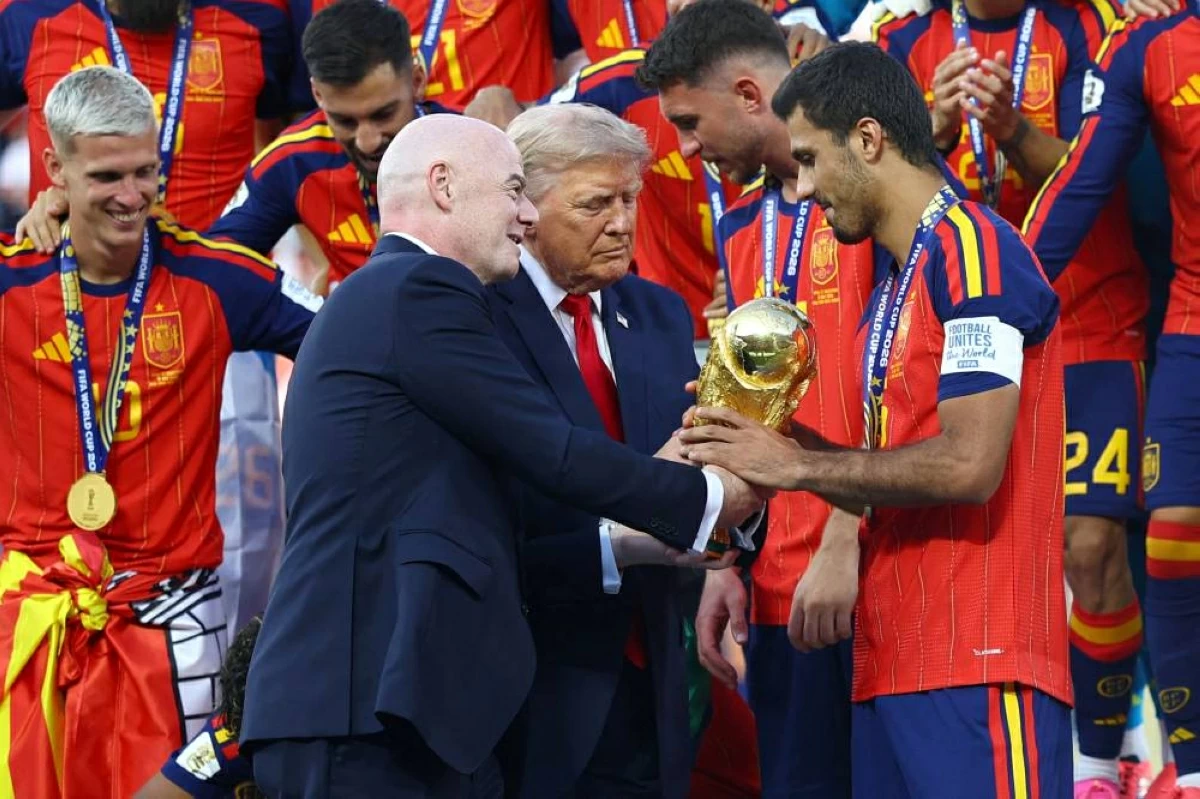 إنفانتينو يسلم الكأس لرودري قائد إسبانيا