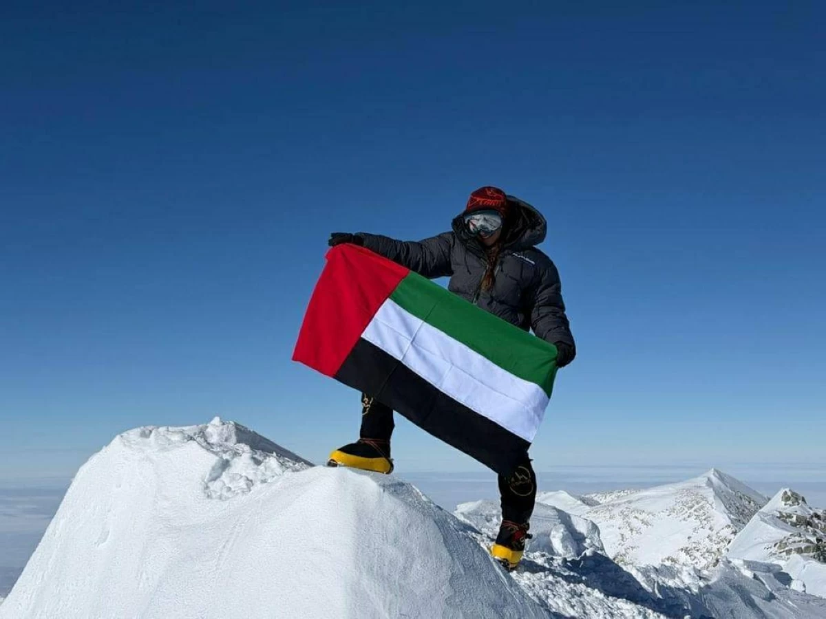 فاطمة العوضي أول إماراتية تعتلي قمة جبل لينين