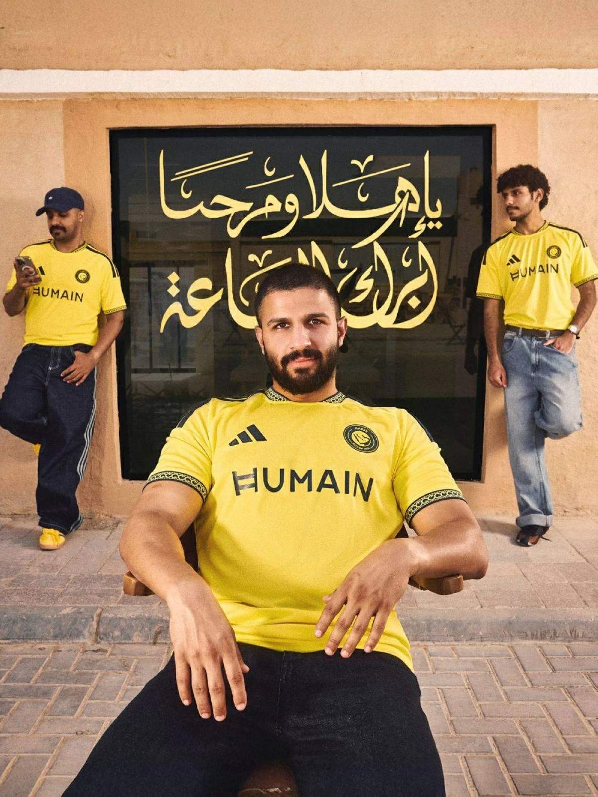 مستوحى من الطوابع البريدية.. النصر السعودي يطلق قميصه للموسم الجديد