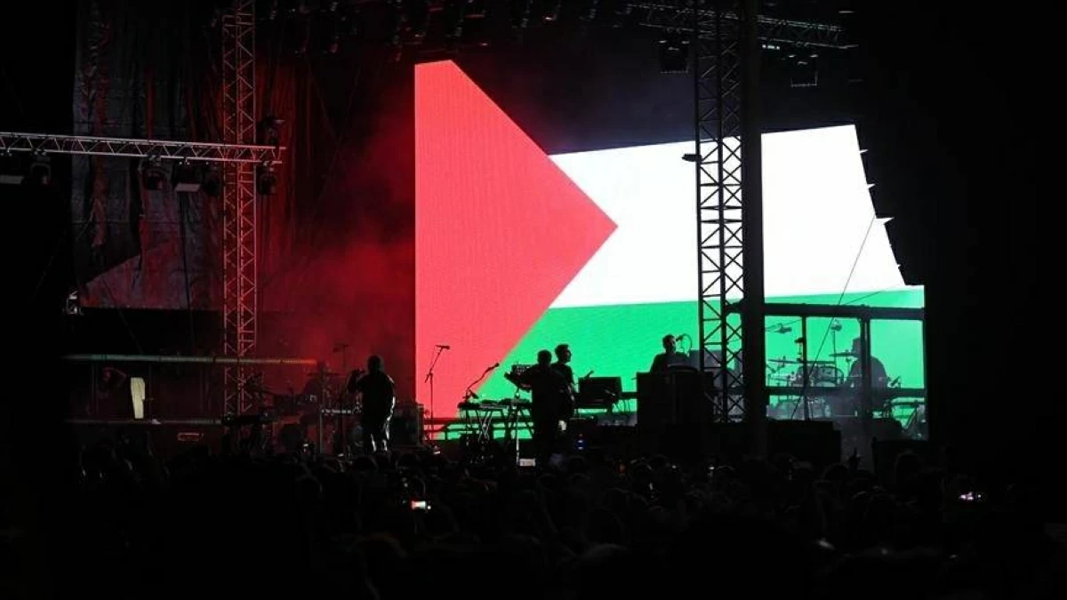 بسبب العلم الفلسطيني.. سنغافورة تحقق مع فرقة «ماسيف أتاك» البريطانية
