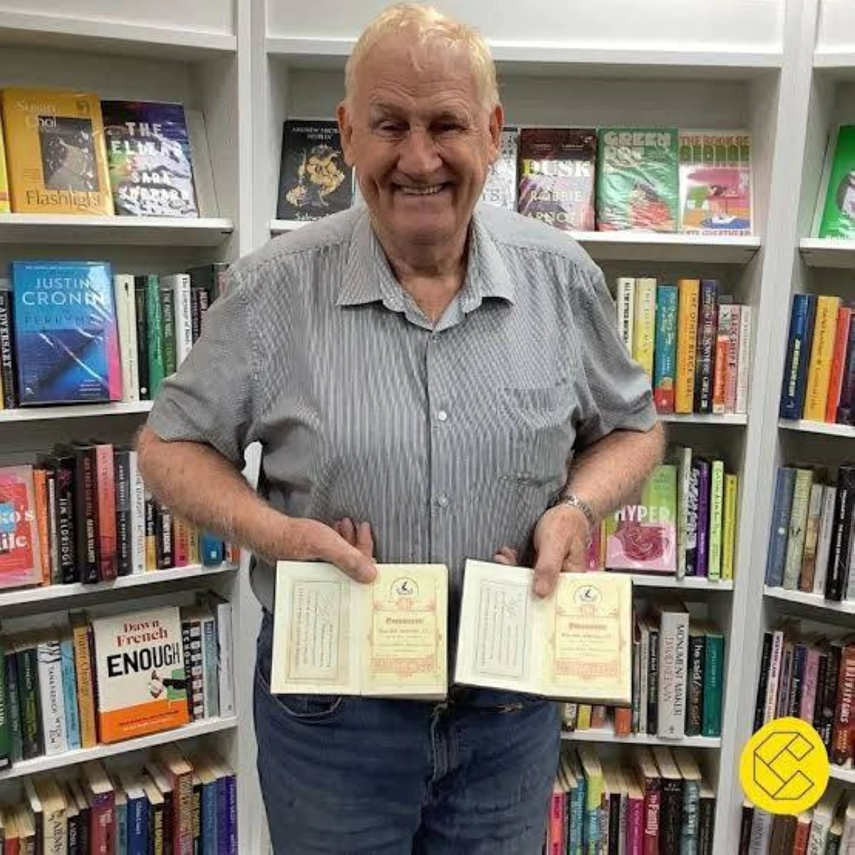 أوسوليفان في المكتبة حاملاً الكتابين