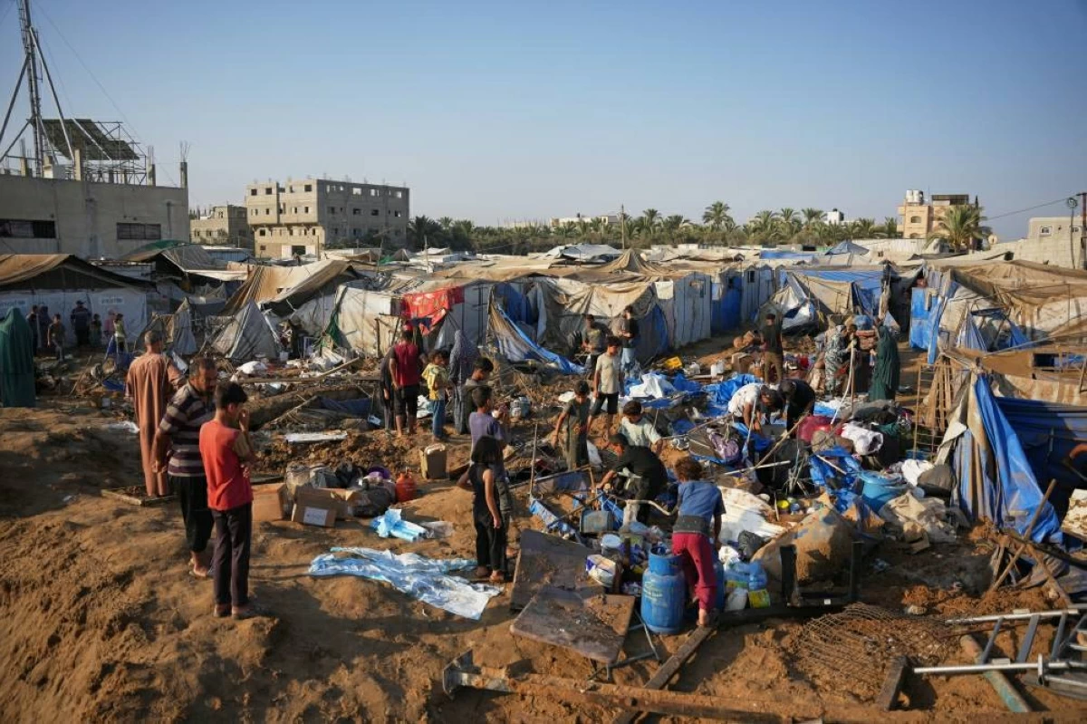 فلسطينيون يتفقدون موقع غارة إسرائيلية على مستشفى الأقصى في دير البلح (ا ب)