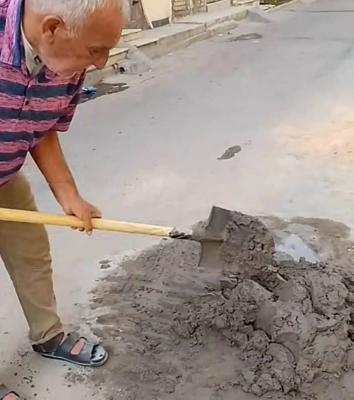كاظم فليح وهو يمارس عمله في مهنة البناء