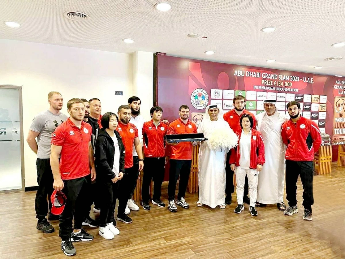 محمد بن ثعلوب يتوسط منتخب الجودو في مناسبة سابقة