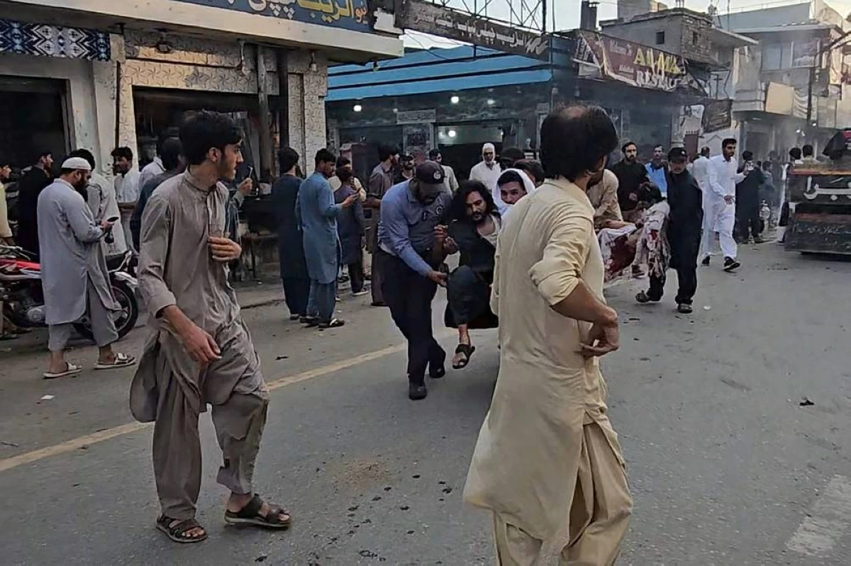 مقتل 14 إثر تفجير انتحاري أمام مركز شرطة في باكستان