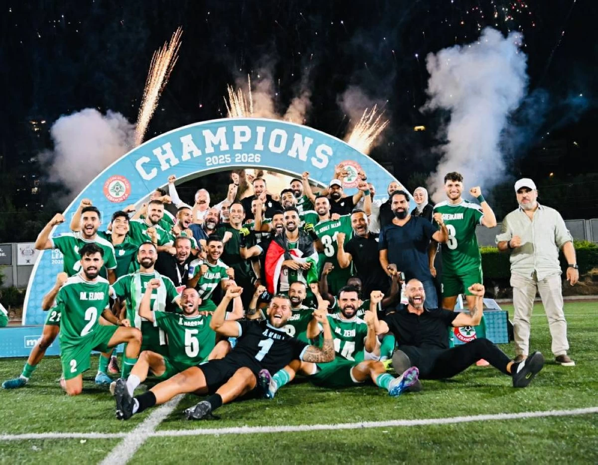 لاعبو الأنصار يحتفلون بكأس الدوري