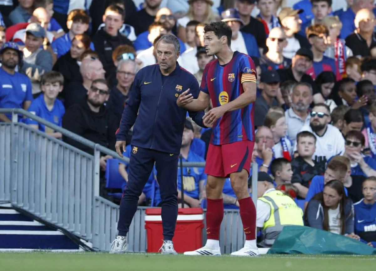 هانزي فليك خلال مباراة ودية لبرشلونة
