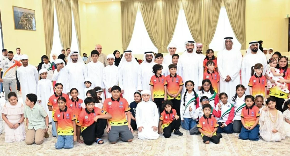  عبدالله الشرقي وأحمد إبراهيم وجمعة بن ثالث مع المشاركين