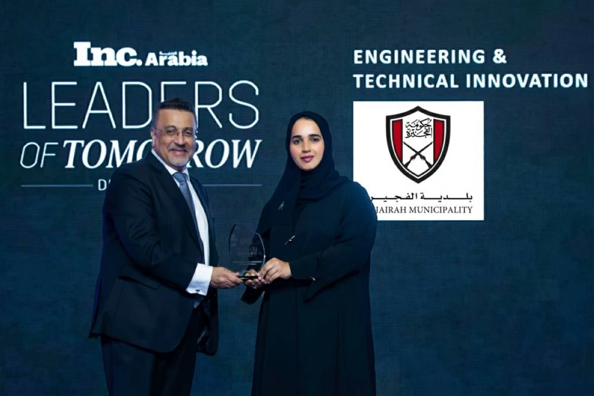 م. مريم هارون رئيس الشوؤن الهندسية بالبلدية تتسلم الجائزة