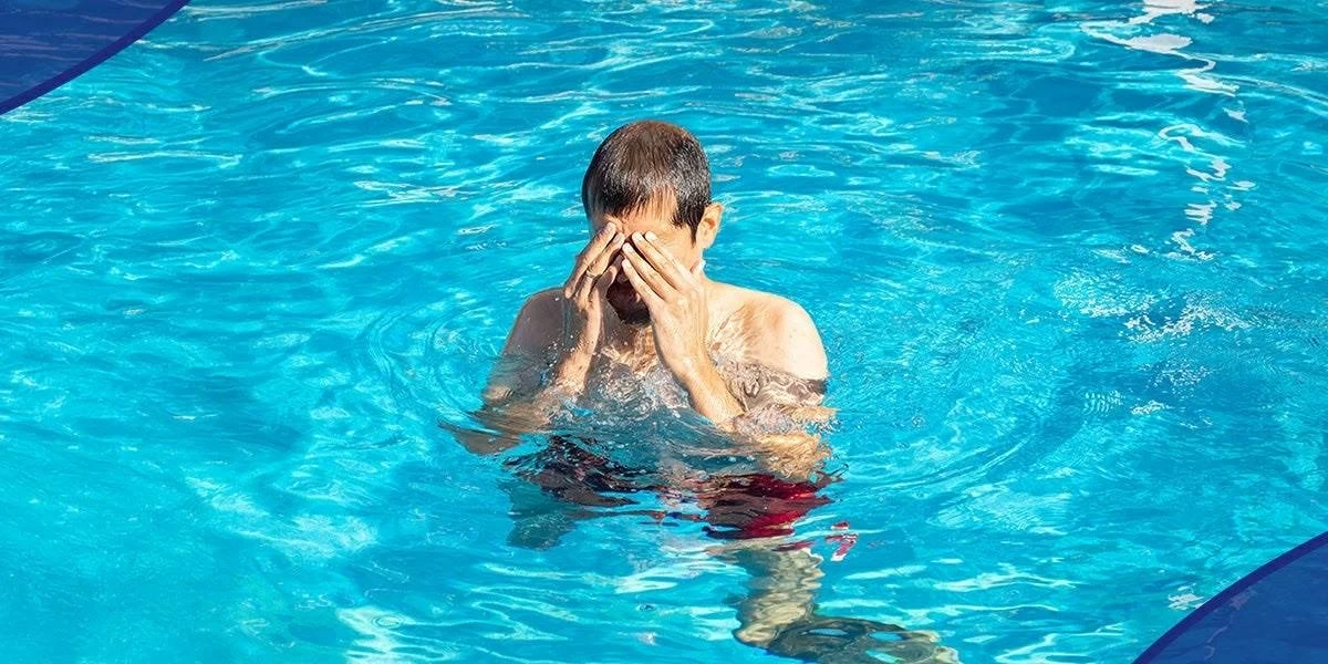 تحذير طبي.. السباحة بالعدسات اللاصقة قد تنتهي بفقدان دائم للبصر