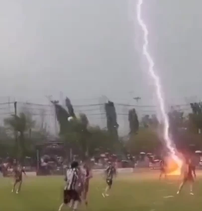 صاعقة برق تخطف حياة لاعب وتُصيب 12 آخرين خلال مباراة كرة قدم في تايلاند