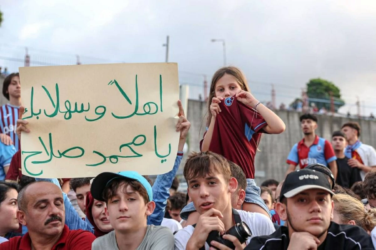 جانب من استقبال مشجعي طرابزون للنجم المصري