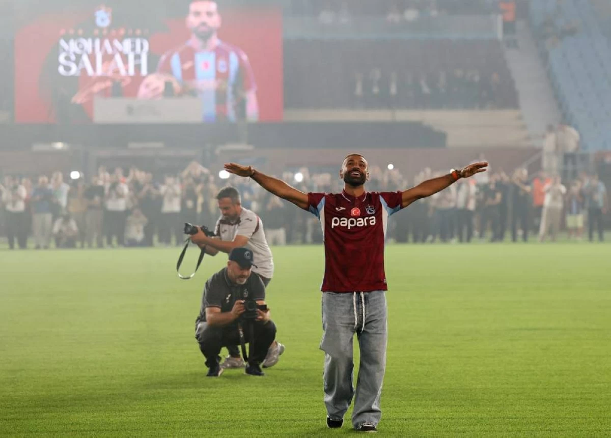 محمد صلاح سعيداً بالجماهير