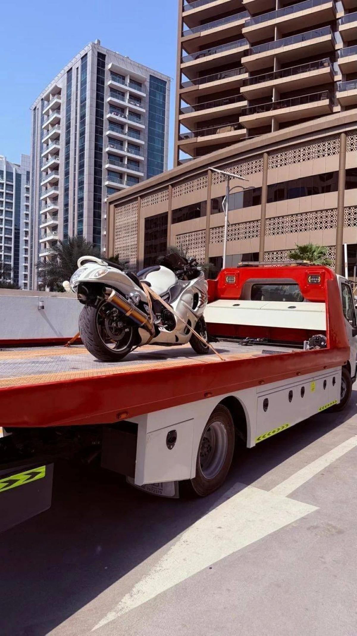 شرطة دبي تضبط سائقاً متهوراً قاد دراجته بسرعة 290 كيلومتراً بالساعة (فيديو)