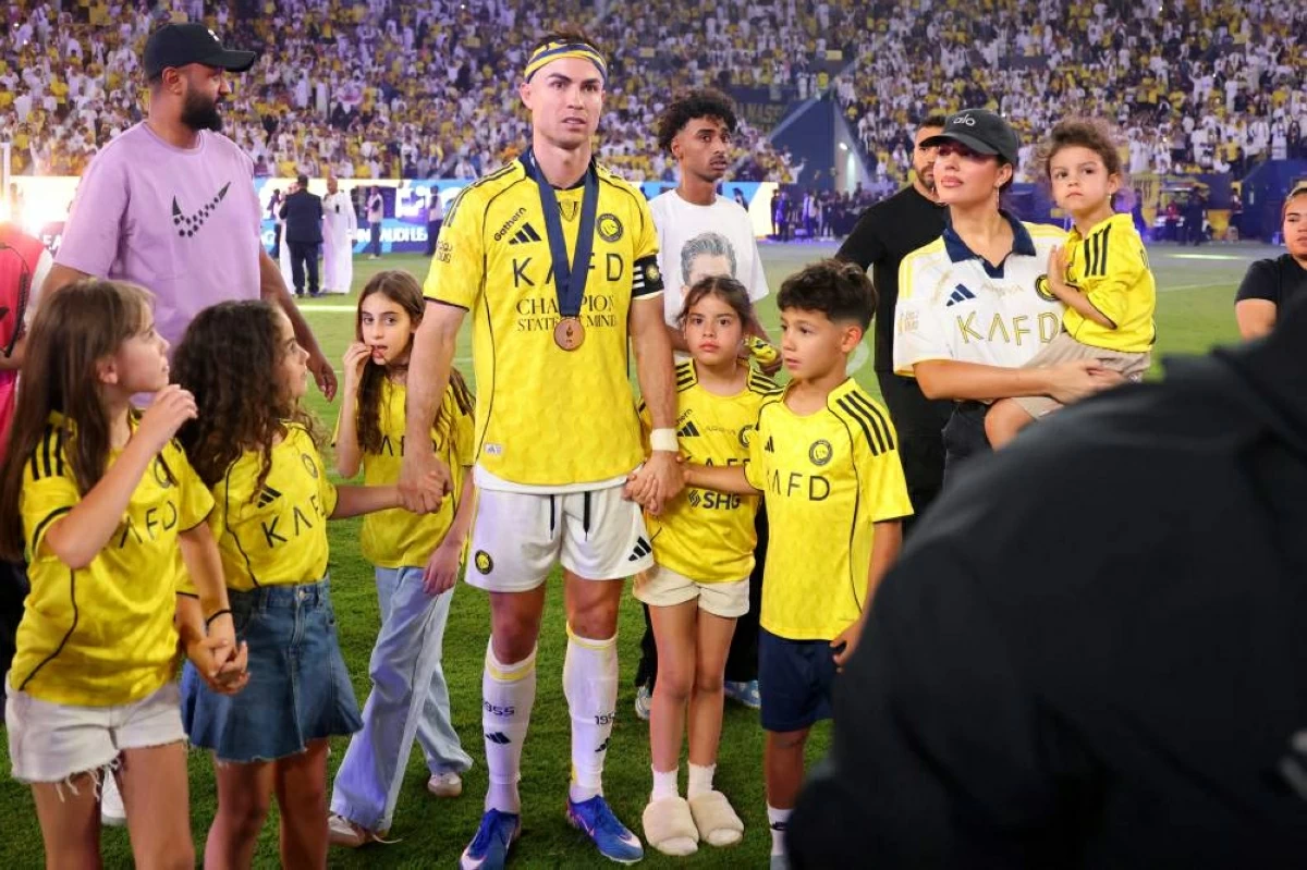 رونالدو وجورجينا بعد حصده لقب الدوري السعودي الموسم الماضي
