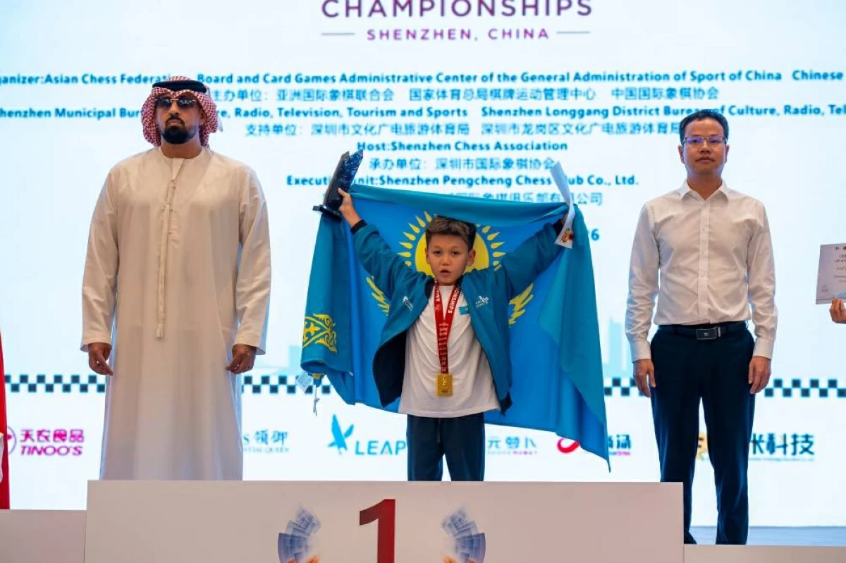 سلطان بن شخبوط خلال تتويج الفائزين