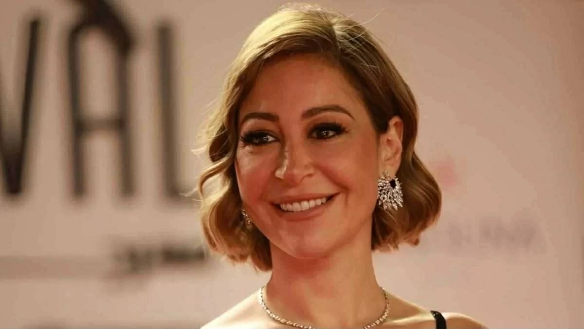 التواء بالأمعاء استدعى جراحة عاجلة.. تفاصيل الأزمة الصحية لمنة شلبي