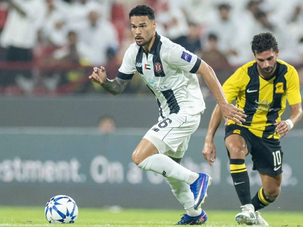 ميلوني لاعب الجزيرة يتقدم بالكرة