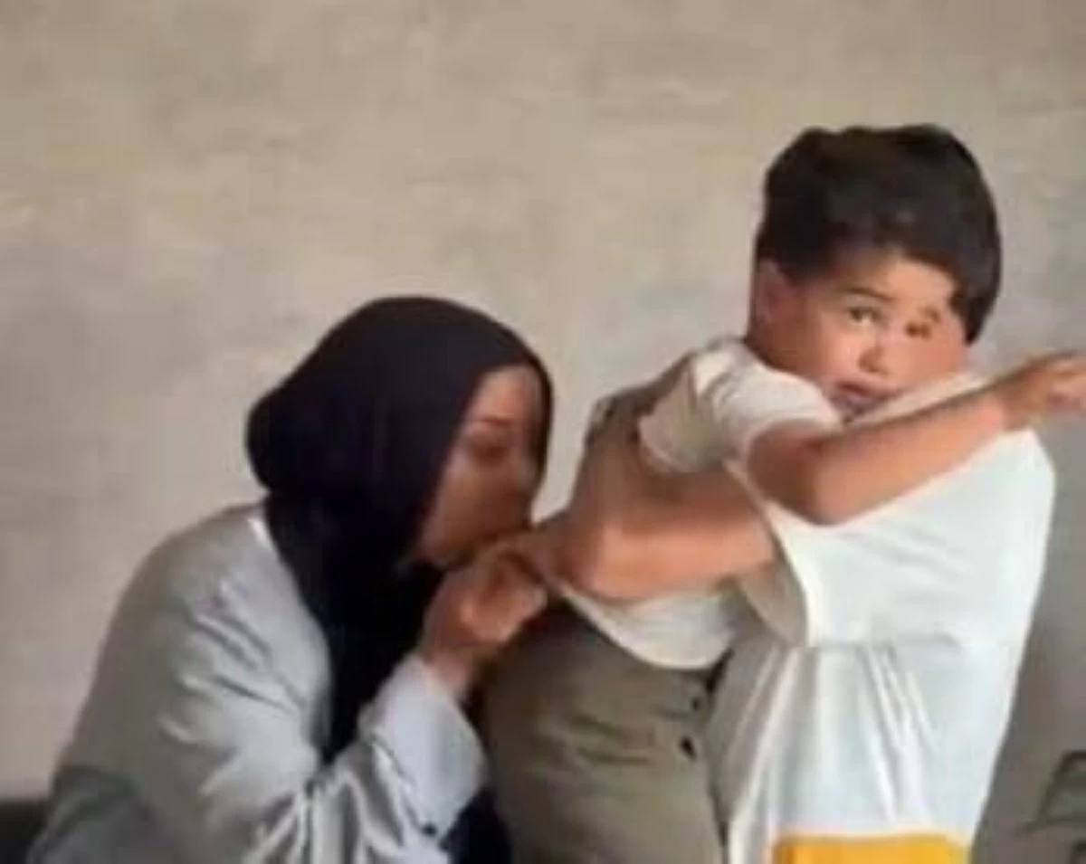لحظة عودة طفل مخطوف إلى والديه في مصر.. الجاني استدرجه خلسة