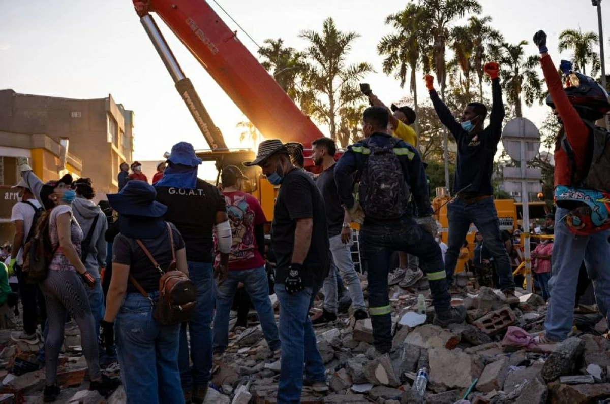 انتشال ناجية من تحت أنقاض زلزال كولومبيا المدمر