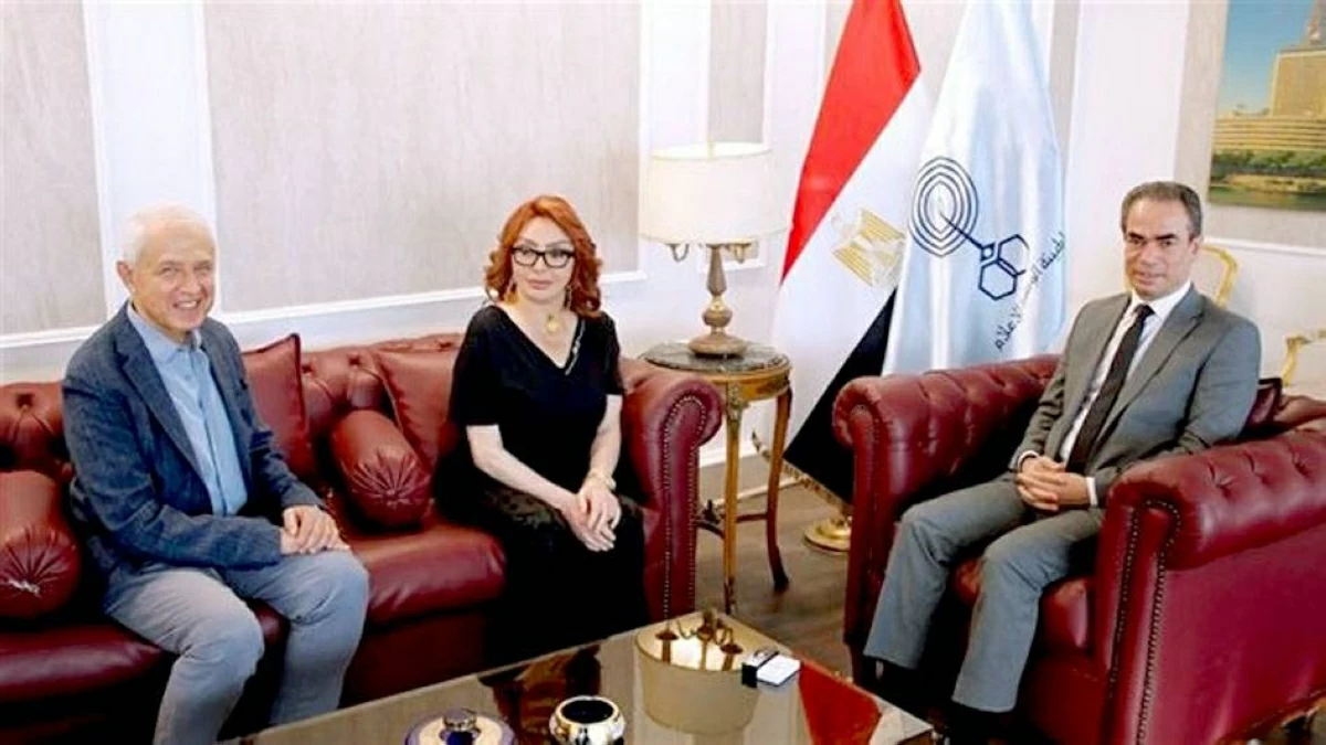 نبيلة عبيد تتوسط أحمد المسلماني وأحمد عبد القدوس