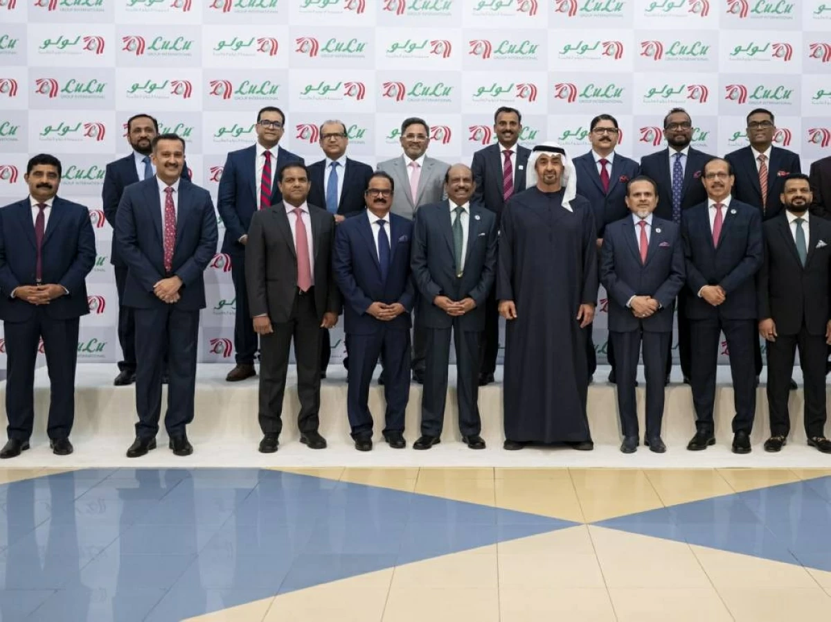 محمد بن زايد يلتقي يوسف علي وعدداً من العاملين في مجموعة اللولو