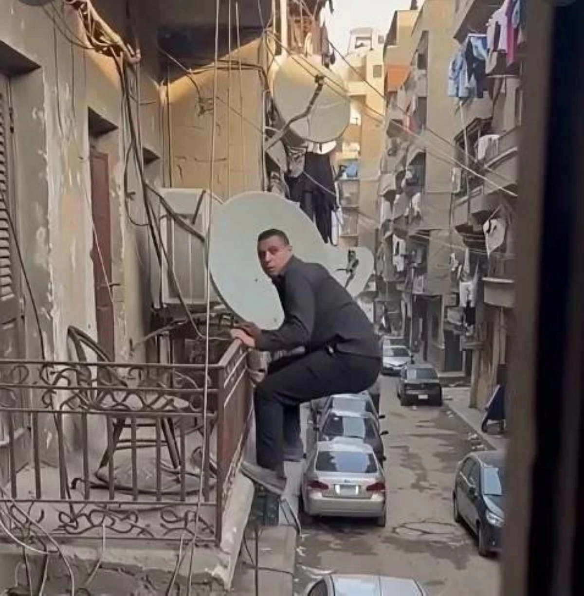«حضرتك حرامي؟»..فيديو لشخص يتسلق بناية يخدع المصريين..ما القصة؟