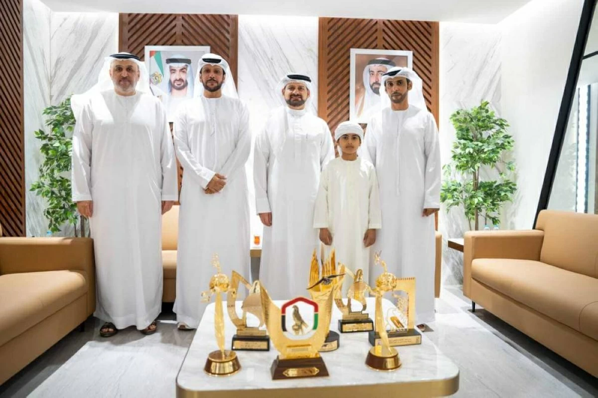 خالد بن حميد ومحمد البدواوي وعبدالله عبدالرحمن يستعرضون كؤوس النادي