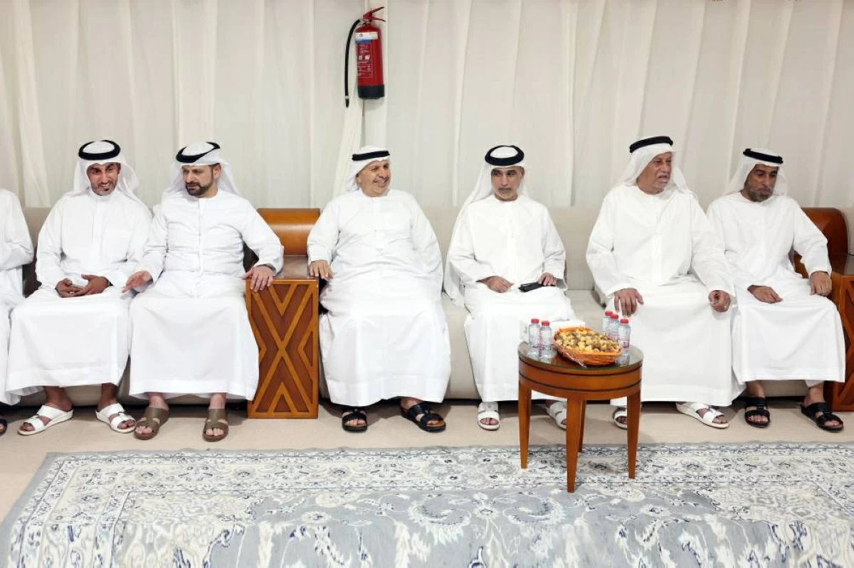 خالد بن حميد وشيوخ القواسم يعزّون بوفاة محمد الغزال الشامسي
