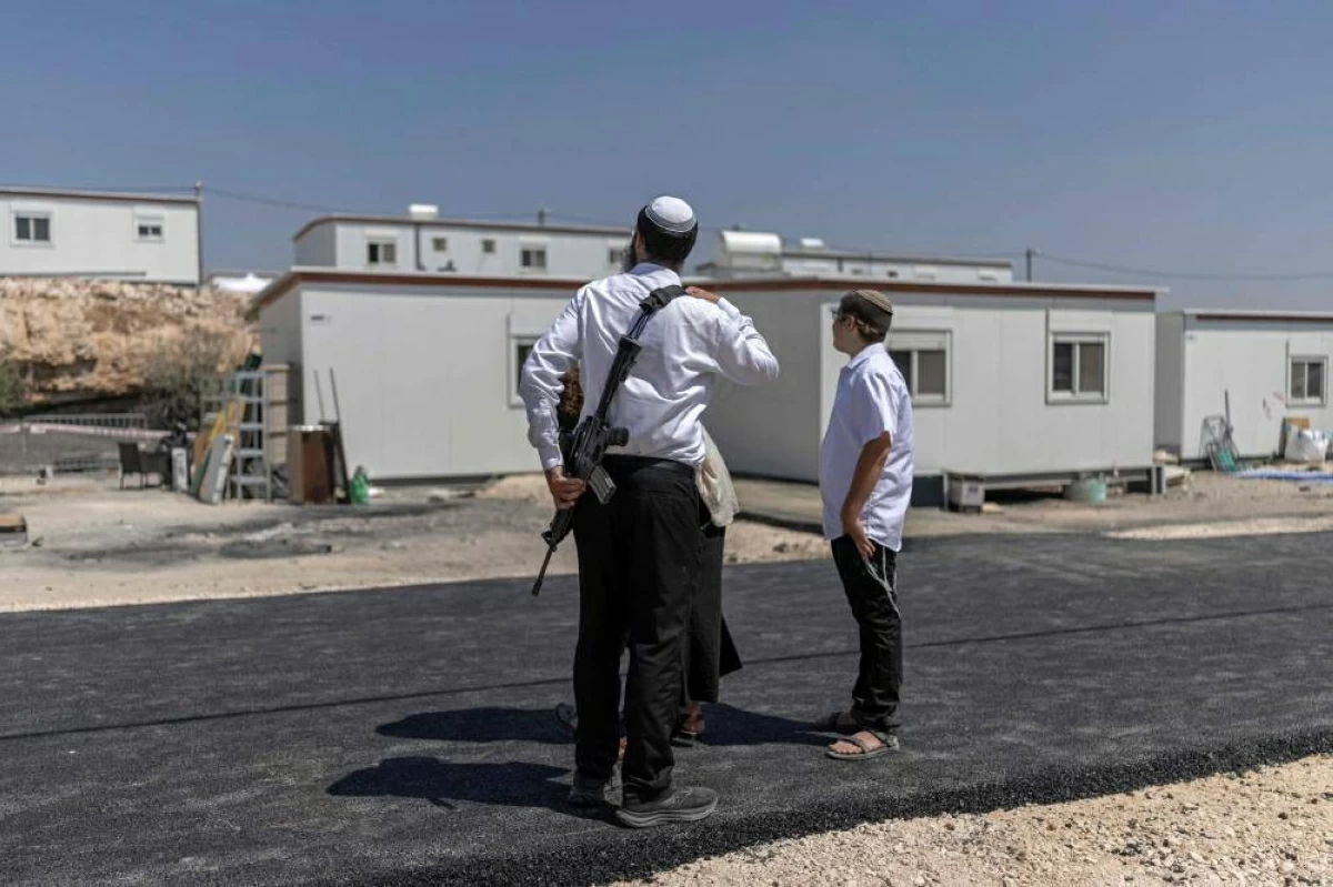 بلا ماء أو كهرباء.. مستوطنون يحاصرون فلسطينيون في منازلهم.. وهاكابي: إرهابيون