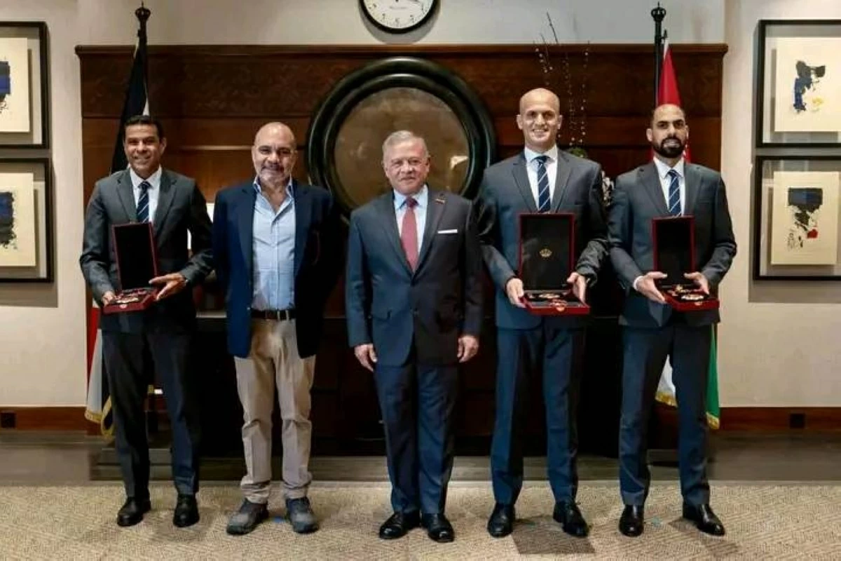 العاهل الأردني يتوسط فريق التحكيم المونديالي