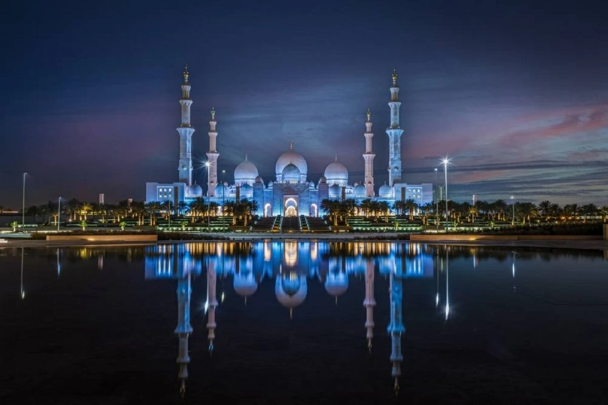 مركز جامع الشيخ زايد الكبير يقدم تجربة بصرية تحاكي مراحل القمر