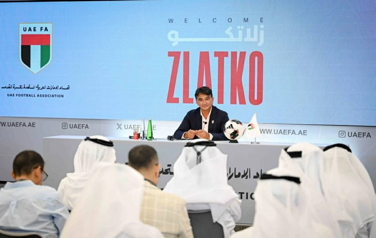 زلاتكو خلال تقديمه مدرباً لمنتخب الإمارات