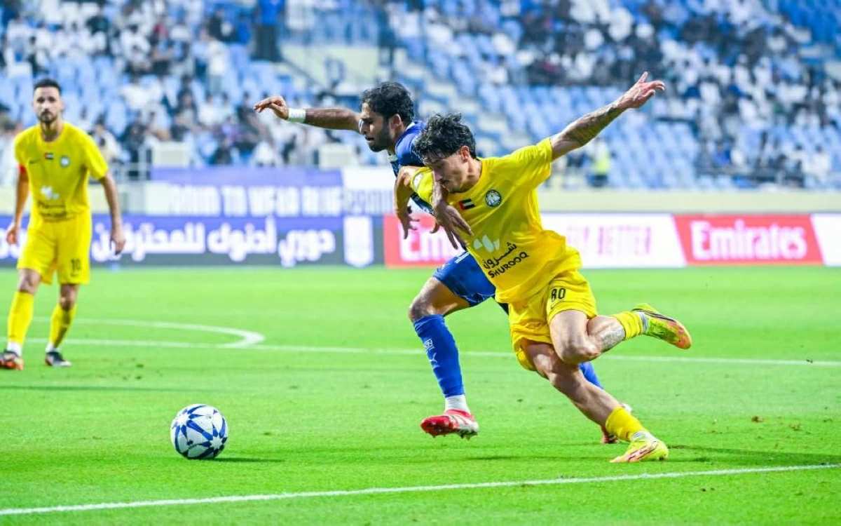 سباق على الكرة في مباراة النصر وكلباء