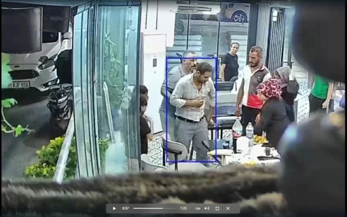 صاحب مطعم تركي ينقذ زبوناً من الاختناق عن طريق مناورة هيمليك (فيديو)