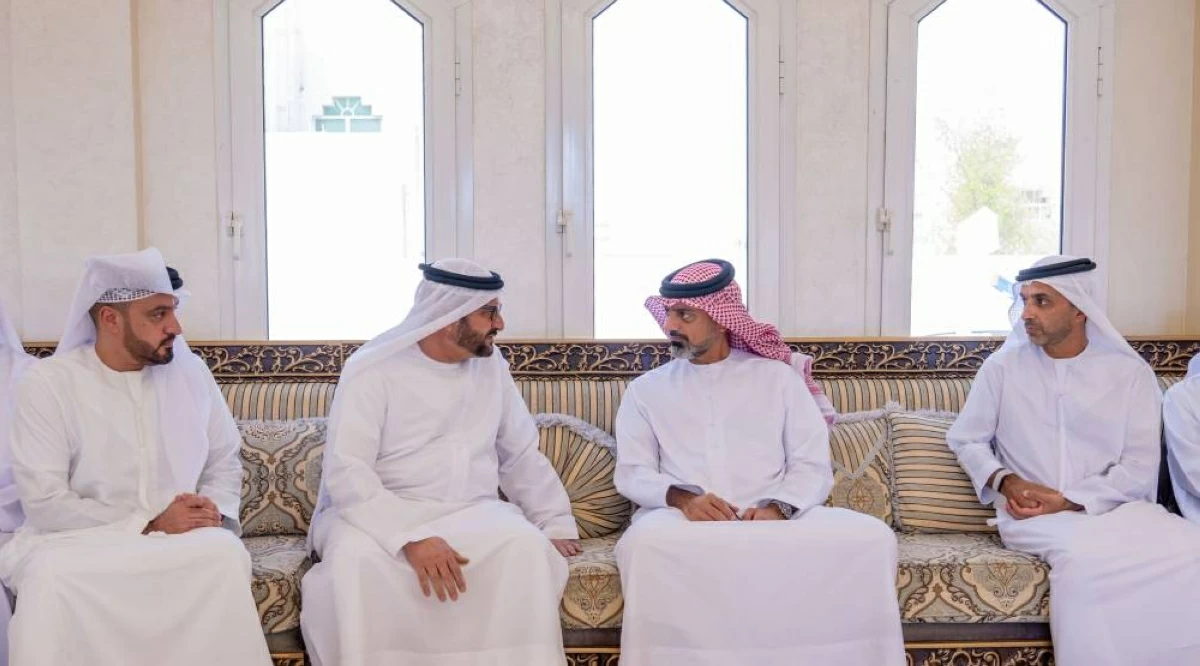 عمار بن حميد يقدم واجب العزاء في حمد العرياني وموزة حمد العرياني