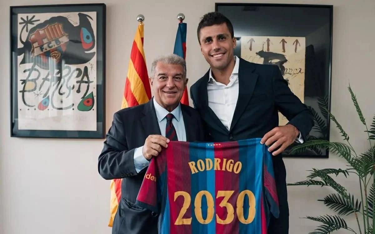 رسمياً.. رودري ينتقل إلى برشلونة بعد 7 سنوات مع مانشستر سيتي