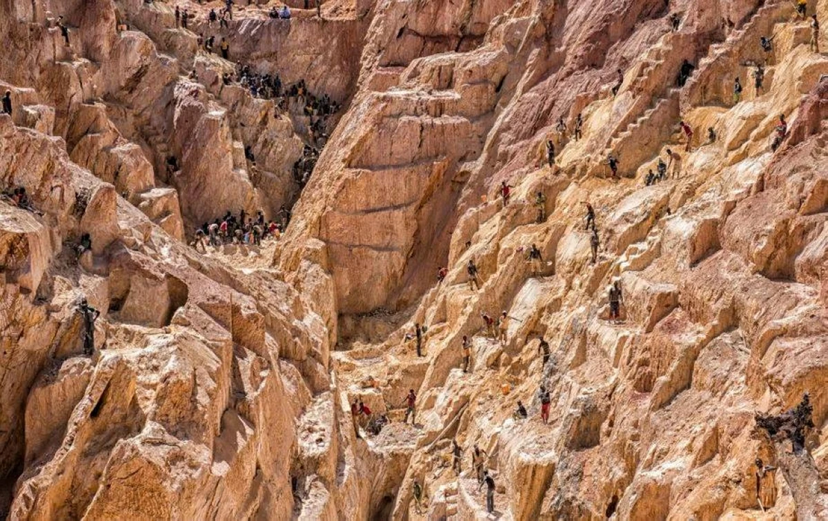 مصرع العشرات جراء انهيار منجم في إفريقيا الوسطى