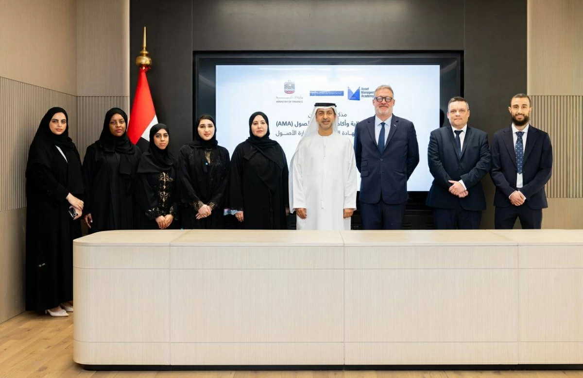 يونس الخوري ومريم الأميري يتوسطان المشاركين خلال التوقيع