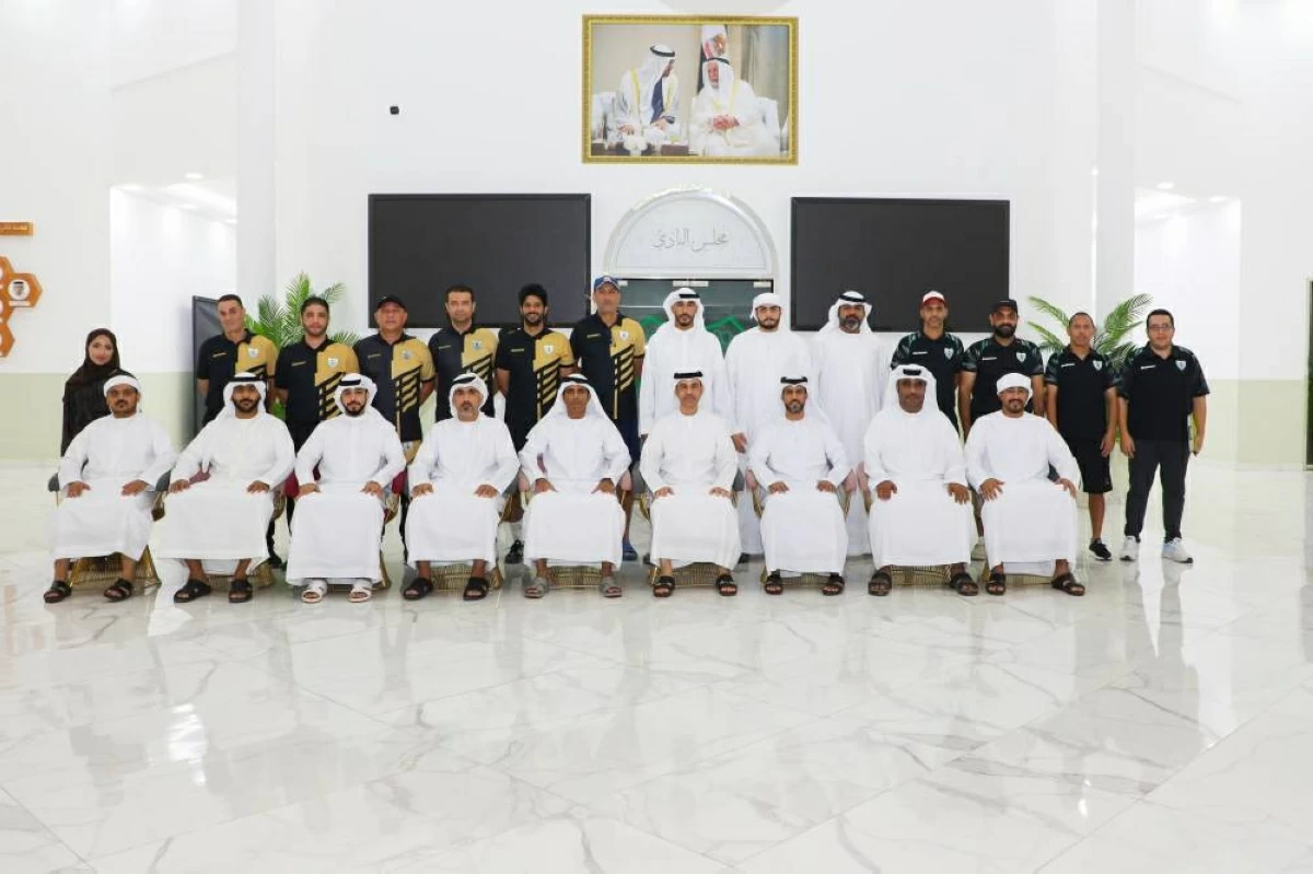 نادي دبا الحصن يجتمع مع مدربي وإداريي فرق المراحل السنية